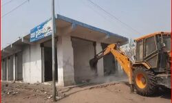 अब कुख्यात माफिया बद्दो के सहयोगी की दुकानों पर गरजा बाबा का बुलडोजर अब कुख्यात माफिया बद्दो के सहयोगी की दुकानों पर गरजा बाबा का बुलडोजर