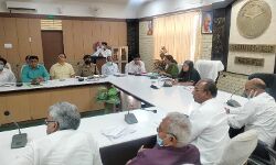 कलेक्ट्रेट सभागार में शिकायतों के निस्तारण के लिए DM दिखीं गंभीर कलेक्ट्रेट सभागार में शिकायतों के निस्तारण के लिए DM दिखीं गंभीर