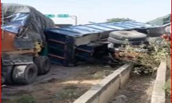 ट्राले की टक्कर से ट्रैक्टर के उड़े परखच्चे- मुश्किलों से चालक निकाला बाहर ट्राले की टक्कर से ट्रैक्टर के उड़े परखच्चे- मुश्किलों से चालक निकाला बाहर