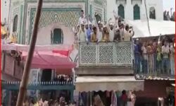 सड़क पर नमाज अदा करने के विरोध पर जामा मस्जिद के बाहर हंगामा