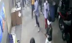 हिंसक झड़प के बाद शकूरपुर इलाके में भारी तनाव-फोर्स के घेरे में इलाका हिंसक झड़प के बाद शकूरपुर इलाके में भारी तनाव-फोर्स के घेरे में इलाका