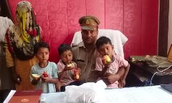 गुम हुए बच्चों को खोजकर पुलिस ने परिजनों से मिलाया-लौटाई मुस्कान गुम हुए बच्चों को खोजकर पुलिस ने परिजनों से मिलाया-लौटाई मुस्कान