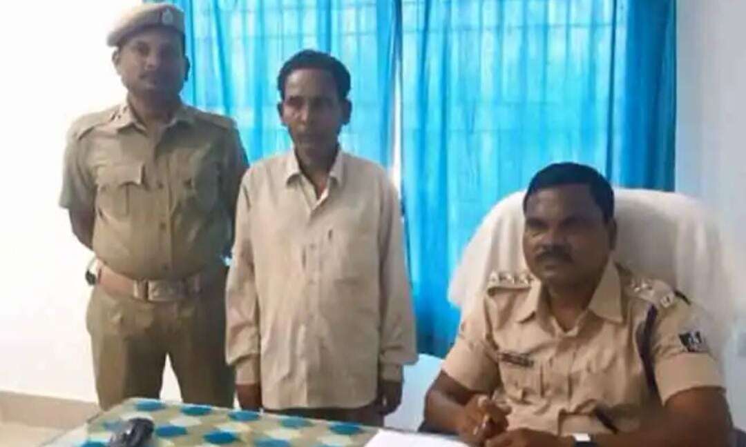 खाते धारकों के 8 लाख डकारने वाला डाककर्मी दो माह बाद गिरफ्तार