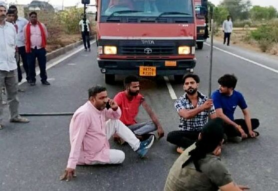 गोवंशों से भरे कंटेनर का पीछा कर पकड़ा- हिंदूवादियों में आक्रोश