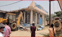 खूब दौड़ रहा बाबा का बुलडोजर चार अवैध कॉलोनी, 20 दुकाने ध्वस्त खूब दौड़ रहा बाबा का बुलडोजर चार अवैध कॉलोनी, 20 दुकाने ध्वस्त