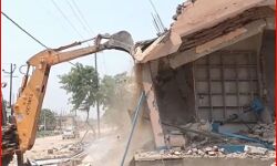 पशु तस्कर की अवैध दुकानों को बाबा के बुलडोजर ने किया जमींदोज पशु तस्कर की अवैध दुकानों को बाबा के बुलडोजर ने किया जमींदोज