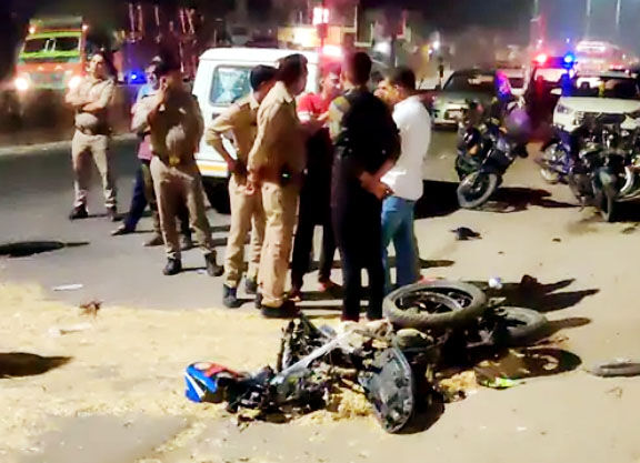 ट्रक ने मारी पुलिस की बाइक और ऊंट बग्गी में टक्कर- मौके पर हुई मौत