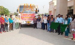 DM ने दिखाई हरी झंडी श्रमिकों को किया धार्मिक यात्रा पर रवाना