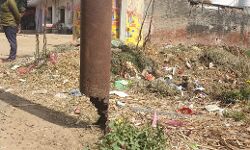 किस्मत के सहारे के सहारे खडा विद्युत पोल-हो सकता है कभी भी हादसा किस्मत के सहारे के सहारे खडा विद्युत पोल-हो सकता है कभी भी हादसा