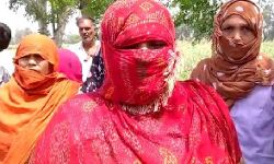 दारू के ठेके पर महिलाओं ने काटा बवाल- अवैध शराब बेचता सेल्समैन अरेस्ट दारू के ठेके पर महिलाओं ने काटा बवाल- अवैध शराब बेचता सेल्समैन अरेस्ट