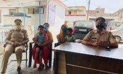 गुम हुए दो बच्चे खोजकर माता-पिता से मिलाएं