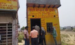 आबकारी इंस्पेक्टर ने चेकिंग कर खंगाली दारू की दुकानें- बताया सब कुछ ओके आबकारी इंस्पेक्टर ने चेकिंग कर खंगाली दारू की दुकानें- बताया सब कुछ ओके