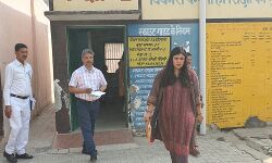 DM ने स्कूल का निरीक्षण कर जांची व्यवस्था- मिड डे मील की भी जांच