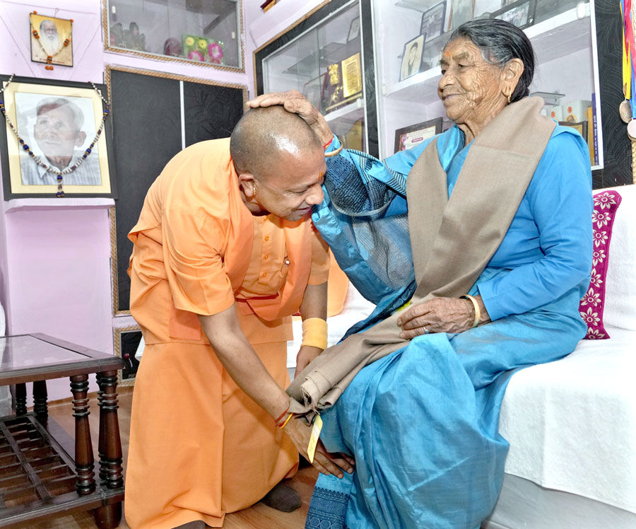 घर पहुंचकर अपनी मां के पैर छूकर मुख्यमंत्री योगी ने लिया आशीर्वाद