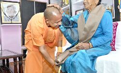 घर पहुंचकर अपनी मां के पैर छूकर मुख्यमंत्री योगी ने लिया आशीर्वाद घर पहुंचकर अपनी मां के पैर छूकर मुख्यमंत्री योगी ने लिया आशीर्वाद