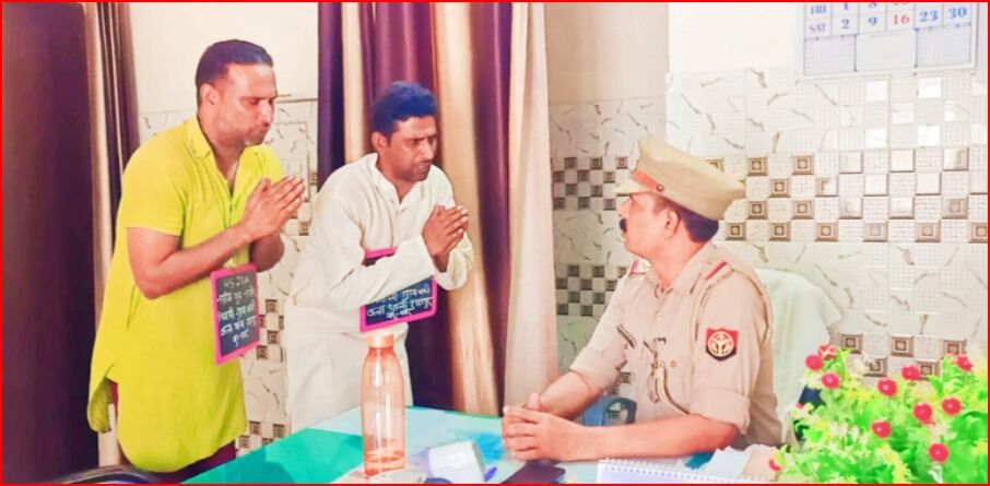 पुलिस की सख़्ती का असर - गले में तख्ती डाल बदमाश पहुंचे थाने