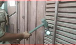 हिस्ट्रीशीटर के मकान का ताला तोड़ा-स्मैक माफिया का करोड़ों का मकान कुर्क हिस्ट्रीशीटर के मकान का ताला तोड़ा-स्मैक माफिया का करोड़ों का मकान कुर्क