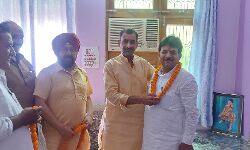 हज कमेटी के सदस्य नफीस के घर पहुंच कर मंत्री कपिलदेव ने दी ईद की बधाई हज कमेटी के सदस्य नफीस के घर पहुंच कर मंत्री कपिलदेव ने दी ईद की बधाई