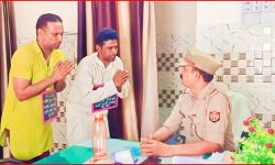 पुलिस की सख़्ती का असर - गले में तख्ती डाल बदमाश पहुंचे थाने पुलिस की सख़्ती का असर - गले में तख्ती डाल बदमाश पहुंचे थाने