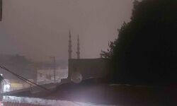 दिन में हुआ घनघोर अंधेरा - काली घटा और तेज आंधी के बीच जबरदस्त बारिश दिन में हुआ घनघोर अंधेरा - काली घटा और तेज आंधी के बीच जबरदस्त बारिश