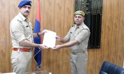 काम का इनाम-SSP ने मानवीय संवेदना दिखाने वाले पुलिसकर्मी किये सम्मानित काम का इनाम-SSP ने मानवीय संवेदना दिखाने वाले पुलिसकर्मी किये सम्मानित