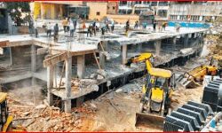 हनुमान मंदिर पर दहाड़ रहा बुलडोजर- अवैध निर्माण कर रहा है जमींदोज