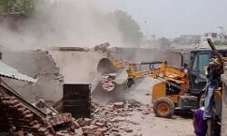 नदी की कब्जाई जमीन पर बने मकानों पर चला बाबा का बुलडोजर-किये ध्वस्त