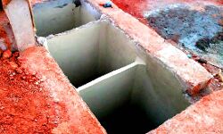 सेफ्टिक टैंक का सेंट्रिंग खोलने के दौरान मालिक और मजदूर की मौत सेफ्टिक टैंक का सेंट्रिंग खोलने के दौरान मालिक और मजदूर की मौत