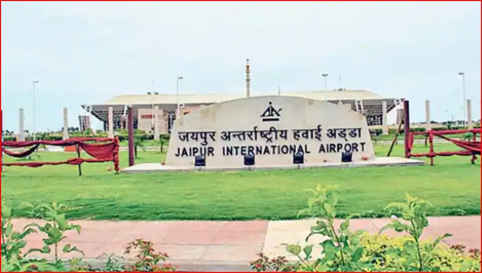 चंडीगढ़ से मुंबई जा रहे विमान की इमरजेंसी लैंडिंग- मचा हड़कंप