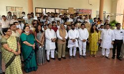 टेबलेट एवं लैपटॉप प्राप्त कर खुशी से इतराए छात्र-छात्राएं टेबलेट एवं लैपटॉप प्राप्त कर खुशी से इतराए छात्र-छात्राएं