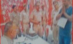 पुलिस की गोली की दहशत- गले में तख्ती डालकर SP के सामने पहुंचा गौ तस्कर पुलिस की गोली की दहशत- गले में तख्ती डालकर SP के सामने पहुंचा गौ तस्कर