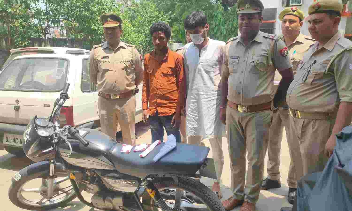 मोबाइल झटककर फरार होने वाले दो बदमाश फंसे पुलिस के जाल में