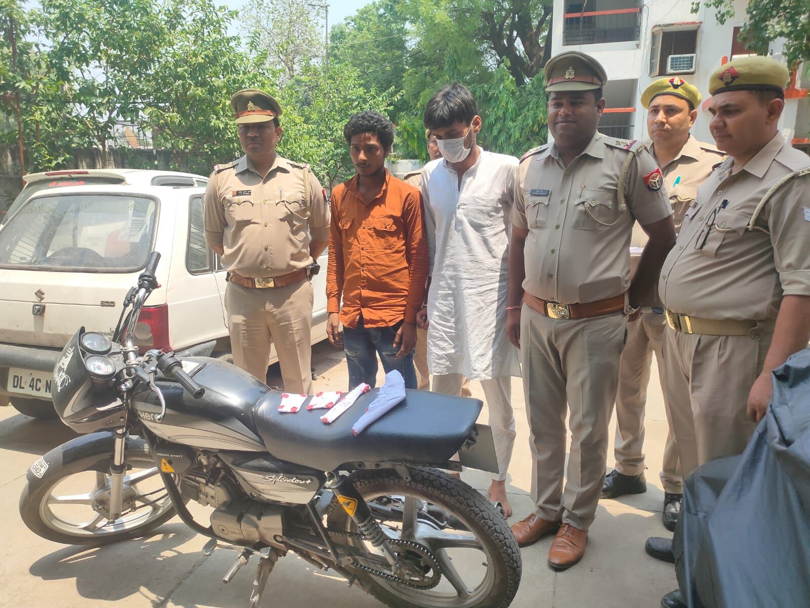 मोबाइल झटककर फरार होने वाले दो बदमाश फंसे पुलिस के जाल में