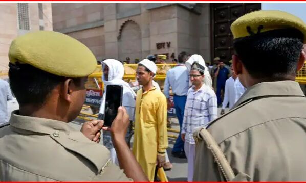 ज्ञानवापी मस्जिद के पास मिले स्वास्तिक के दो निशान