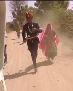 छोड़कर भागी कार तो दूल्हा-दुल्हन ने पकड़ने के लिये लगा दी दौड़- देखें वीडियो