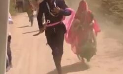 छोड़कर भागी कार तो दूल्हा-दुल्हन ने पकड़ने के लिये लगा दी दौड़- देखें वीडियो छोड़कर भागी कार तो दूल्हा-दुल्हन ने पकड़ने के लिये लगा दी दौड़- देखें वीडियो