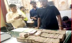 युवक के सूटकेस से निकला नोटों का जखीरा- रुपयों की बाबत नहीं दे पाया जवाब