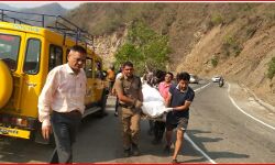 खाई में कार के गिरने से एक ही परिवार के 5 लोगों की मौत-मचा कोहराम खाई में कार के गिरने से एक ही परिवार के 5 लोगों की मौत-मचा कोहराम