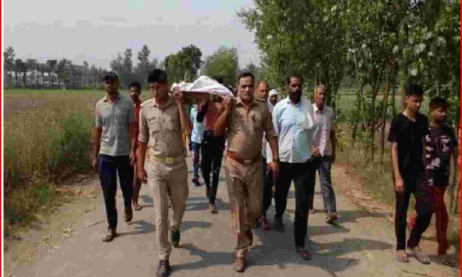 अर्थी को कंधा देने के लिए हुई लोगों की कमी तो पुलिस आई आगे, दिया कंधा