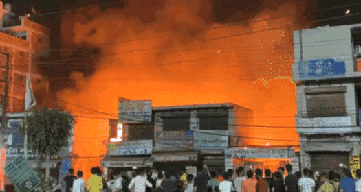 गोदाम में लगी आग ने मकान को भी चपेट में लिया- फायर बिग्रेड ने पाया काबू