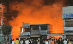 गोदाम में लगी आग ने मकान को भी चपेट में लिया- फायर बिग्रेड ने पाया काबू गोदाम में लगी आग ने मकान को भी चपेट में लिया- फायर बिग्रेड ने पाया काबू