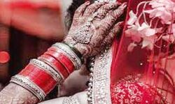 मुंह दिखाई में शगुन दे रहे सांसद को मना कर बोली दुल्हन- बनवा दीजिये सड़क मुंह दिखाई में शगुन दे रहे सांसद को मना कर बोली दुल्हन- बनवा दीजिये सड़क