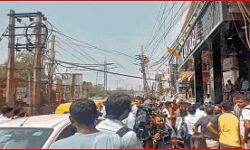 शाहीन बाग में घुसे बुलडोजर- आगे लेटे लोग- विरोध में प्रदर्शन शाहीन बाग में घुसे बुलडोजर- आगे लेटे लोग- विरोध में प्रदर्शन