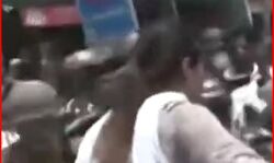 शाहीन बाग में बुलडोजर पर चढ़ी महिलाएं कुछ लोग लिए गए हिरासत में शाहीन बाग में बुलडोजर पर चढ़ी महिलाएं कुछ लोग लिए गए हिरासत में