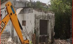 16 स्थानों पर एक साथ गरजे बाबा के बुलडोजर- ढहाये गए अवैध निर्माण 16 स्थानों पर एक साथ गरजे बाबा के बुलडोजर- ढहाये गए अवैध निर्माण