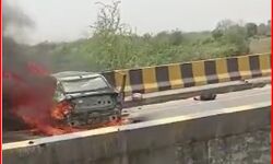 डिवाइडर से टकराई कार- चाचा भतीजा जिंदा जले- देवर भाभी घायल डिवाइडर से टकराई कार- चाचा भतीजा जिंदा जले- देवर भाभी घायल