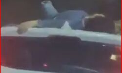 सड़क पर स्टंटबाज-अब चलती कार की छत पर लेटकर स्टंटबाजी सड़क पर स्टंटबाज-अब चलती कार की छत पर लेटकर स्टंटबाजी