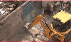 मंगोलपुरी एवं न्यू फ्रेंड्स कॉलोनी में दहाड़ रहा है बुलडोजर- तोड़ी दुकाने मंगोलपुरी एवं न्यू फ्रेंड्स कॉलोनी में दहाड़ रहा है बुलडोजर- तोड़ी दुकाने