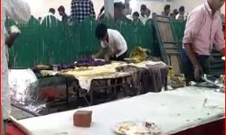 शादी समारोह में थूककर खूब खिलाई रोटियां- वीडियो वायरल, किया गिरफ्तार शादी समारोह में थूककर खूब खिलाई रोटियां- वीडियो वायरल, किया गिरफ्तार