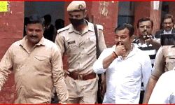 हत्यारोपी मंत्री पुत्र की हेकड़ी-मूछों पर ताव देते हुए पहुंचा अदालत हत्यारोपी मंत्री पुत्र की हेकड़ी-मूछों पर ताव देते हुए पहुंचा अदालत